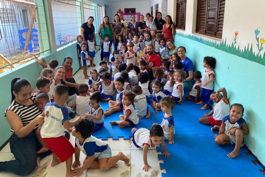 Escritor Autista, Bestseller e Acadêmico Imortal Leonardo Fleming, apresenta seu Livro Infantil O Mundo da Lua na Creche O Pequeno Príncipe em Cabedelo-PB